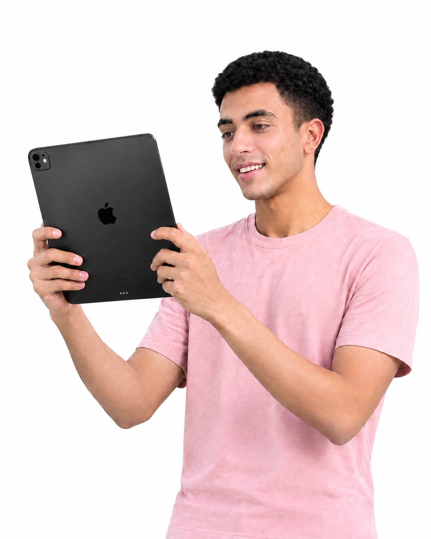 متعلم يحمل جهاز iPad